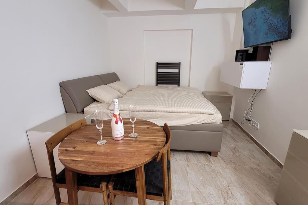 Luxusni Apartman Nedaleko Centra Praag Buitenkant foto